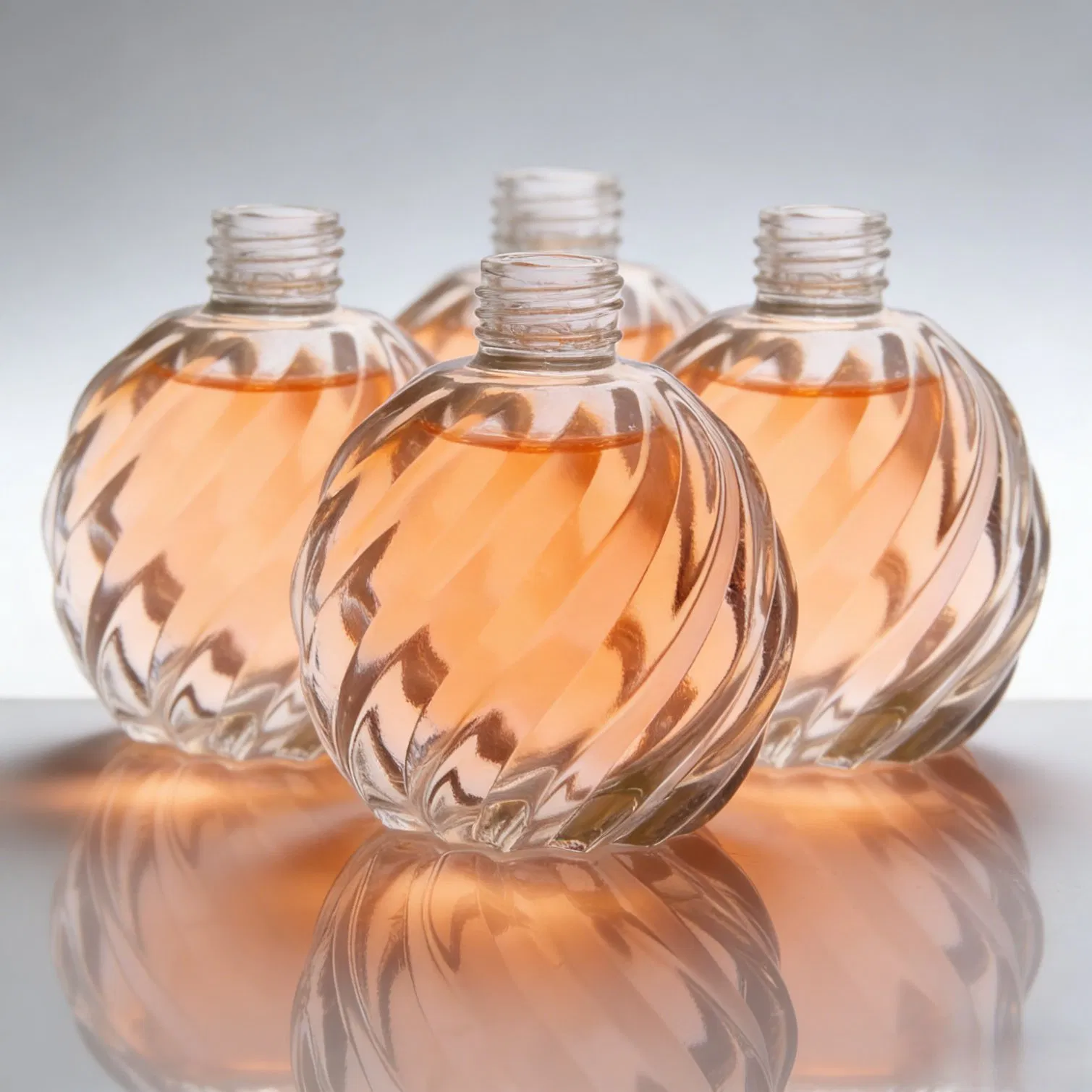 Manufacturer Wholesales Aromatherapy Bottles Indoor Aromatherapy Bottles Customized Logo Diffuser Glass Bottle with Screw Cap Cork Finish