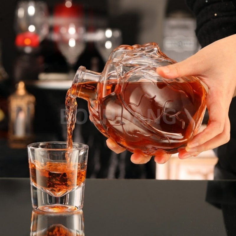Hot Sale Modern Wholesale Transparent Creative Extra Flint 700ml 70cl 750ml 75cl Liquor Empty Heart Shape Rum Glass Bottle