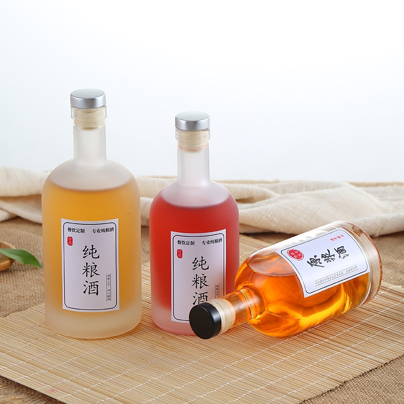 Round Embossed Logo Extra Flint Whiskey Brandy Whisky Rum Spirits 500ml 750ml Glass Bottle with Bottle Finish