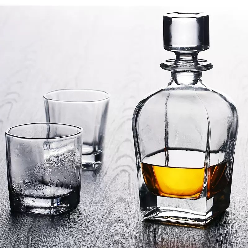 Stylish Embossed 700ml Classic Crystal Flint Glass Whisky Bottle with Glass Cork