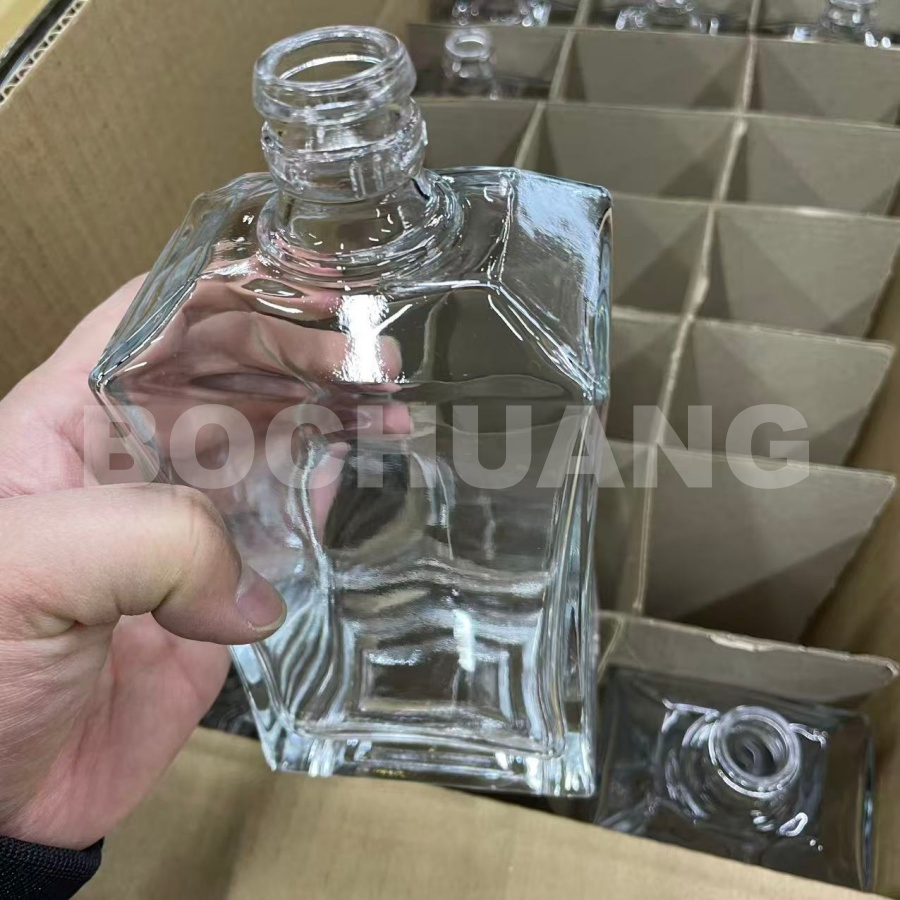 Square Super Flint 500ml 700ml 750ml Glass Spirit Bottle for Whiskey Whisky Decanter Vodka Brandy