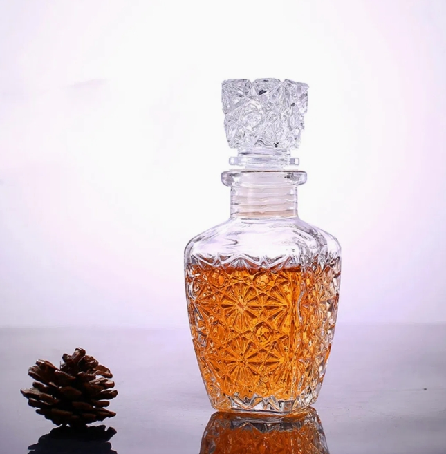 Customized 375ml, 500ml, 700ml, 800ml Square Transparent Relief-Etched Glass Wine Bottles, Suitable for Whisky, Brandy, Rum and Vodka. The Bottle Mouths Are Equ