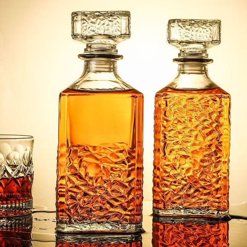 950ml Luxury Engraved Square Glass Whisky Wine Bottle with Half Embossed Design Glass Stopper and Screen Printing