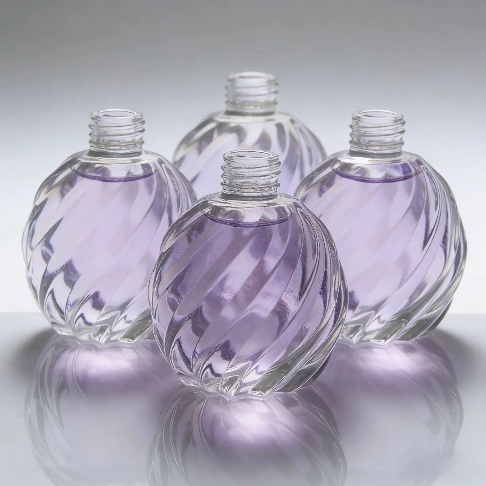 Manufacturer Wholesales Aromatherapy Bottles Indoor Aromatherapy Bottles Customized Logo Diffuser Glass Bottle with Screw Cap Cork Finish