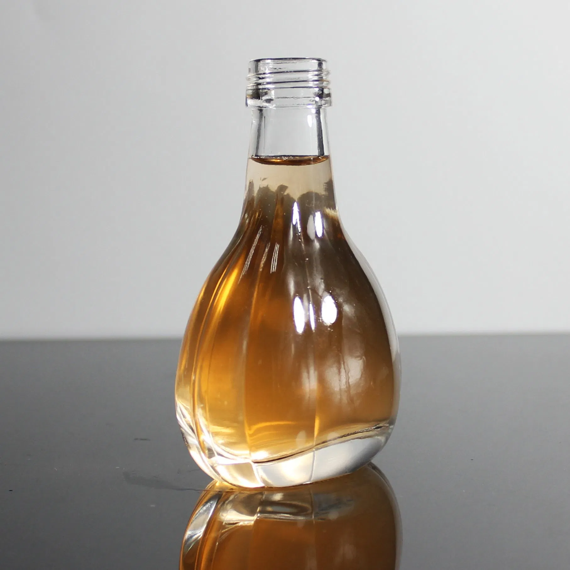 Special Shape Fancy 135ml Mini Empty Gin Vodka Bottle Rum Brandy Spirit Whisky Alcohol Bottle Xo Glass Bottles with Aluminum Cap for Gift Collection