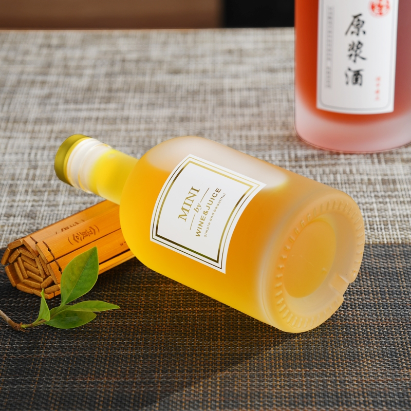 Round Embossed Logo Extra Flint Whiskey Brandy Whisky Rum Spirits 500ml 750ml Glass Bottle with Bottle Finish