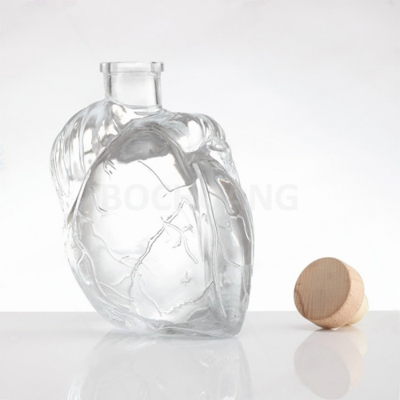 Hot Sale Modern Wholesale Transparent Creative Extra Flint 700ml 70cl 750ml 75cl Liquor Empty Heart Shape Rum Glass Bottle