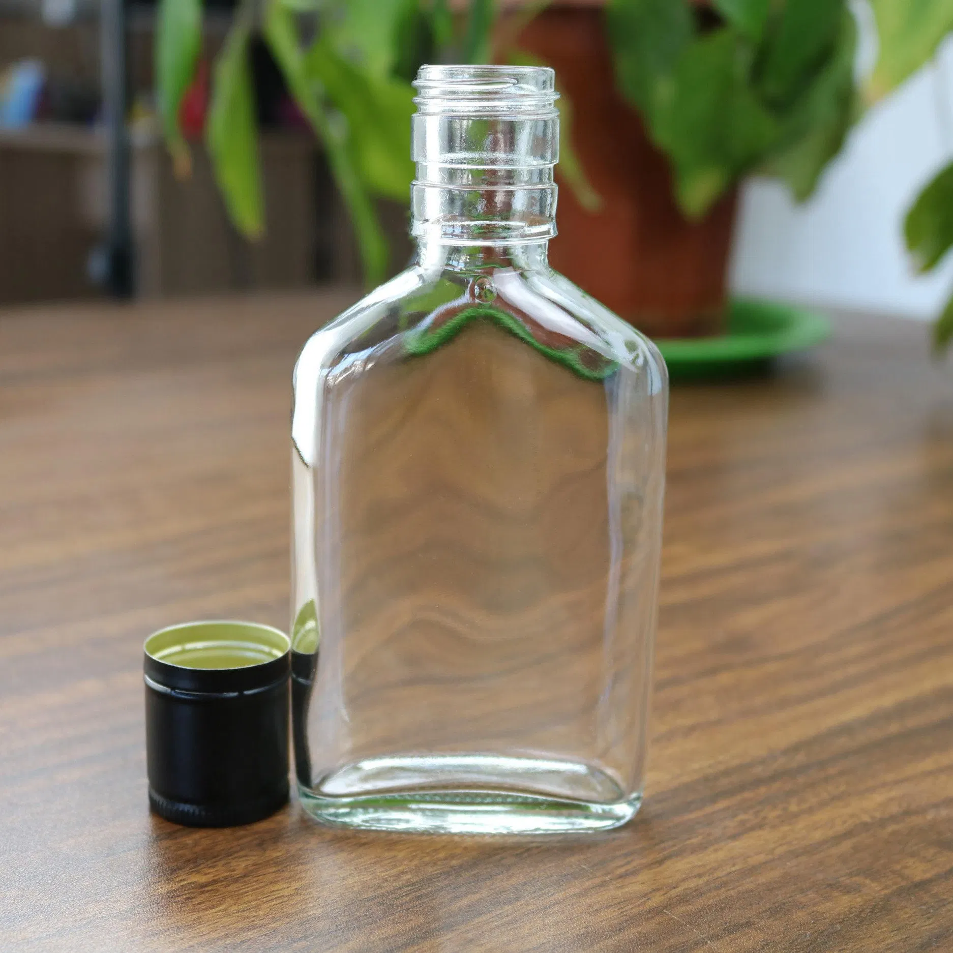 Modern Design Glass Bottle with Wood Grain Finish Screw Cap for Unique Chinese Liquor Brand Presentation