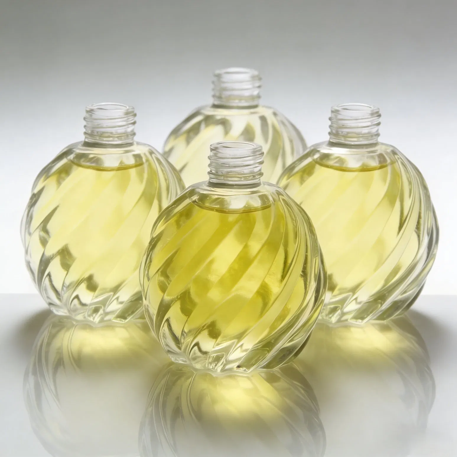 Manufacturer Wholesales Aromatherapy Bottles Indoor Aromatherapy Bottles Customized Logo Diffuser Glass Bottle with Screw Cap Cork Finish