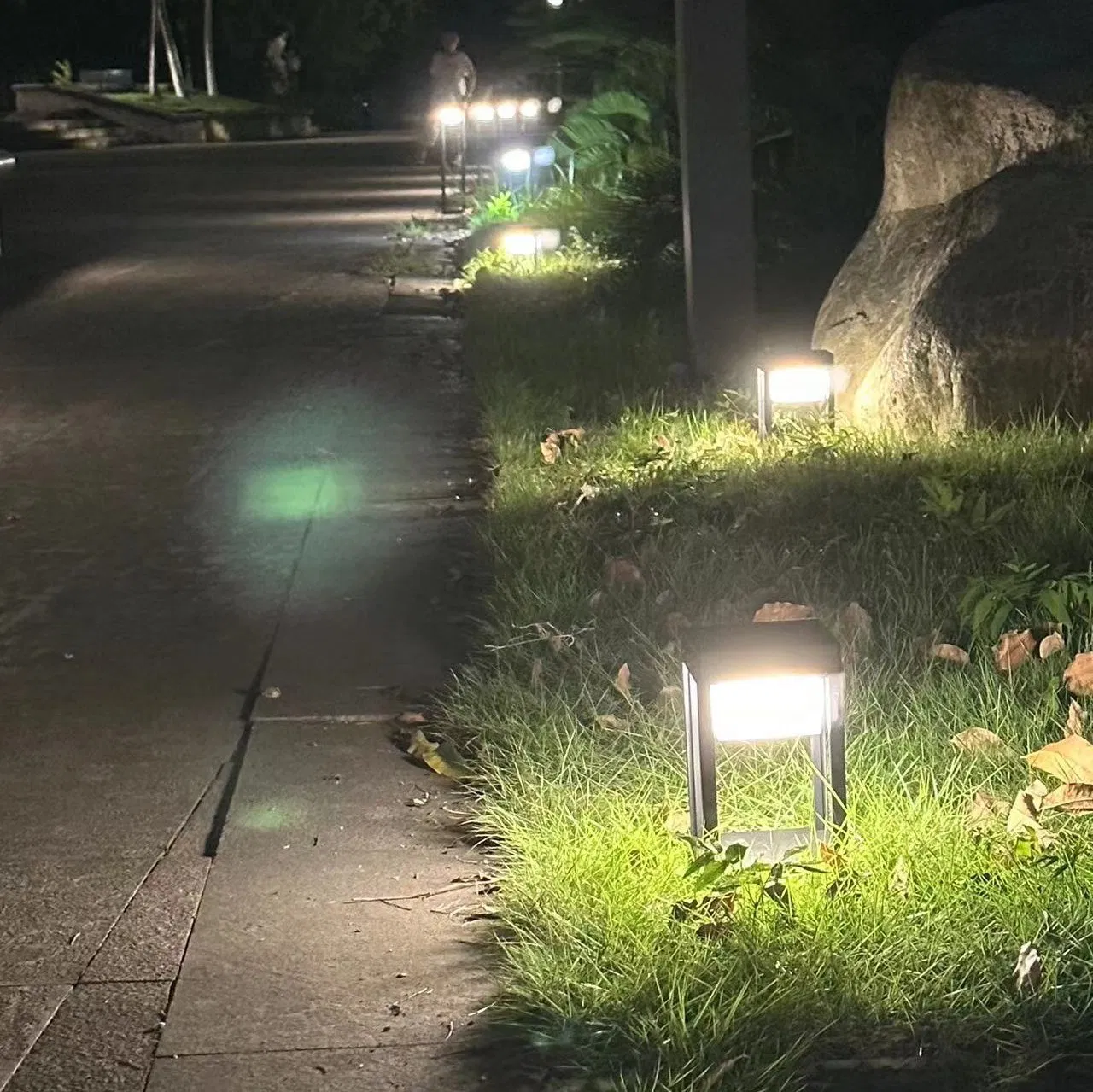 Factory Direct Outdoor Aluminium Solar LED Garden Lawn Light