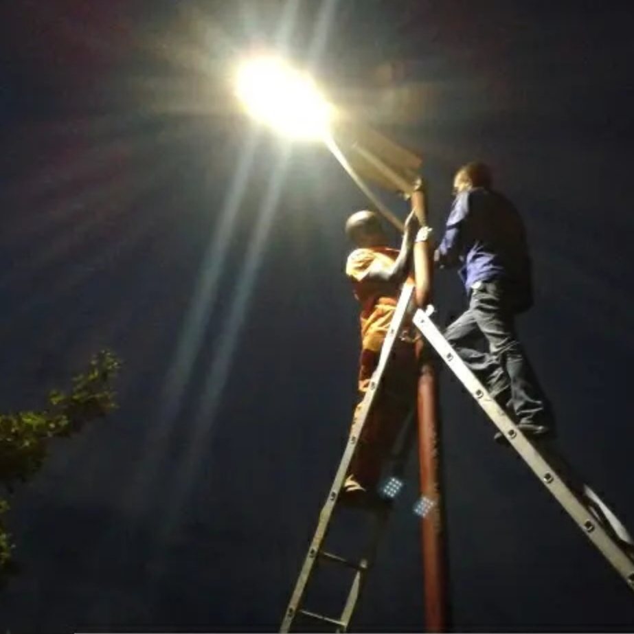 Manufacturer of Outdoor Garden Wall Solar Panel Powered Motion Sensor Street Rechargeable Remote Control Security 6m 40W LED Lamp Solar Power Light