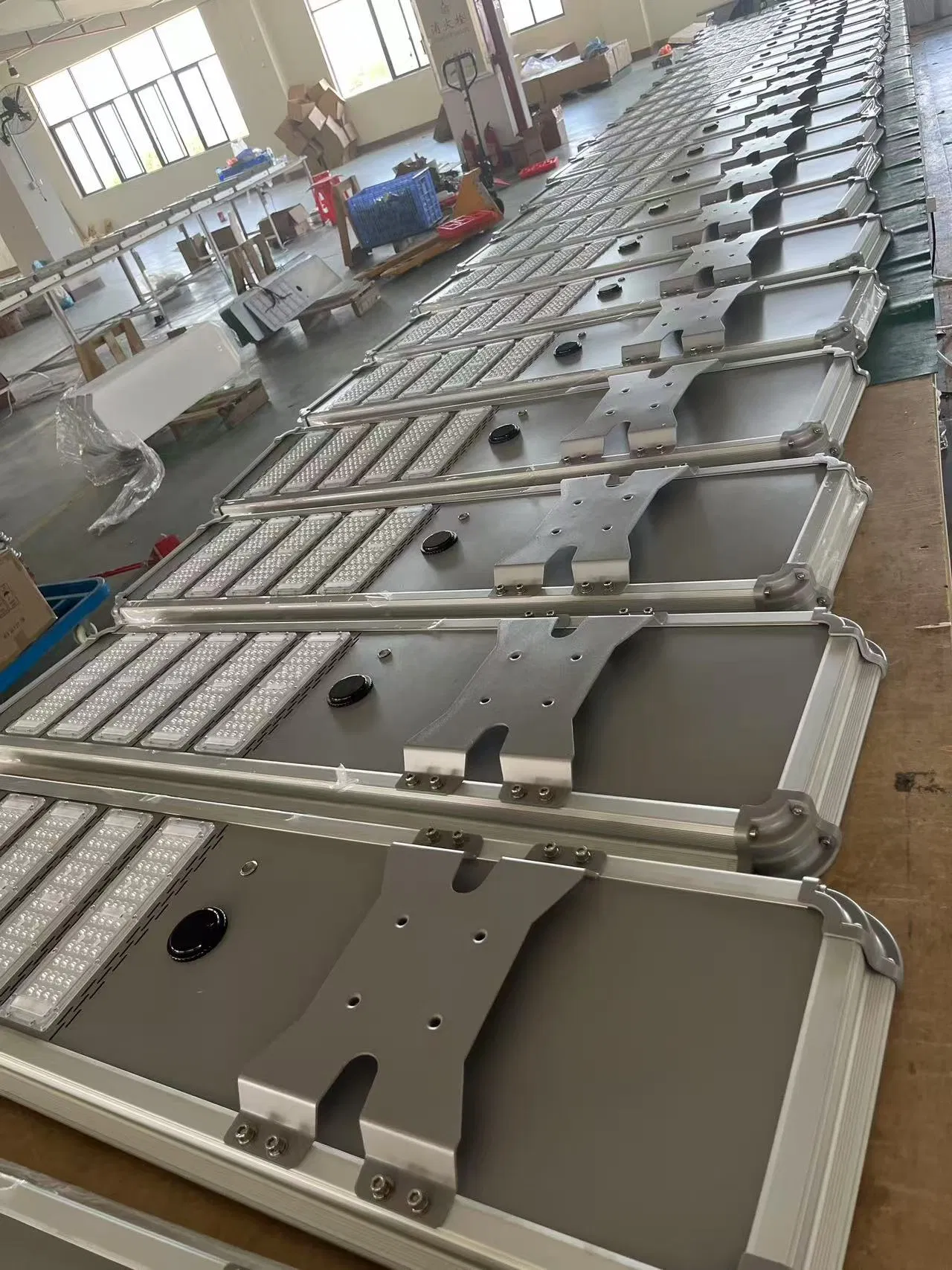 Supplier of 7m50W LED Solar Decorative Die-Casting Aluminum Smart Camrera Solar Street Light