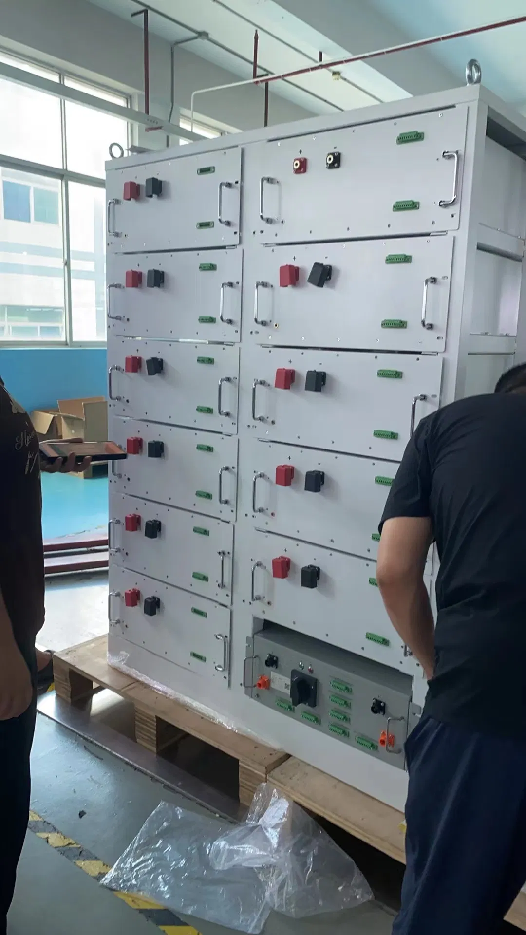 100kw 250kwh Industrial Commercial Energy Storage System LiFePO4 Batteries Hybrid Inverter Cabinet C&I Ess by Air Cooling for Solar Wind Power Systems
