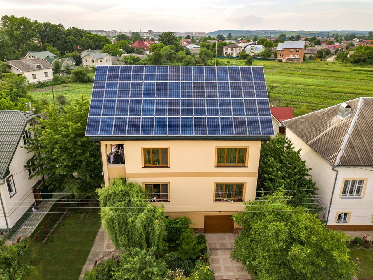 JinSun Hybrid Grid Microgrid System 2 Wind Solar Lithium Ion Energy Storage Liquid Cooling IP65 Protection Residential