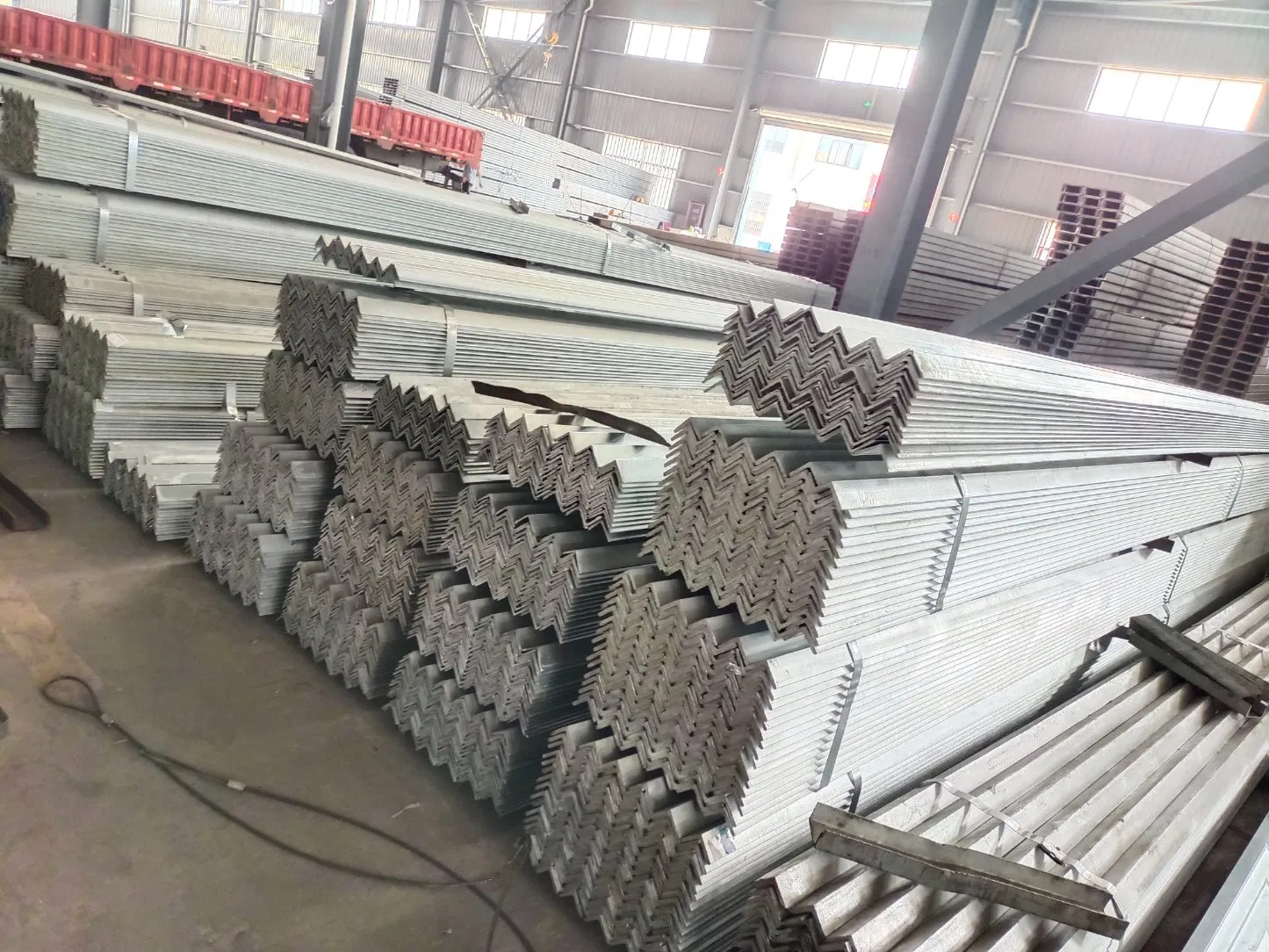 ASTM A36 A53 Q235 Q345 Carbon Stainless Steel Galvanized Iron L-Shape Mild Angle Bar Steel Angle Bars
