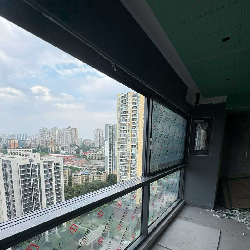 Ventana de perfil de aleación de aluminio de Guangdong con tres rieles y gran pasamanos de ventana deslizante personalizada