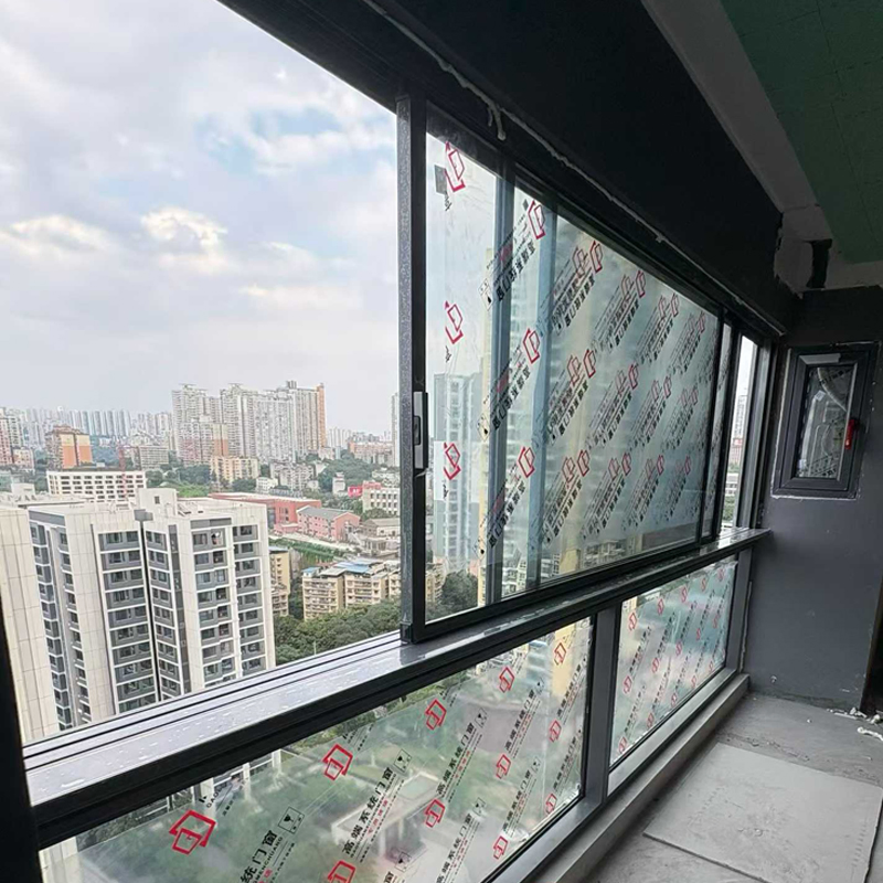 Ventana de perfil de aleación de aluminio de Guangdong con tres rieles y gran pasamanos de ventana deslizante personalizada