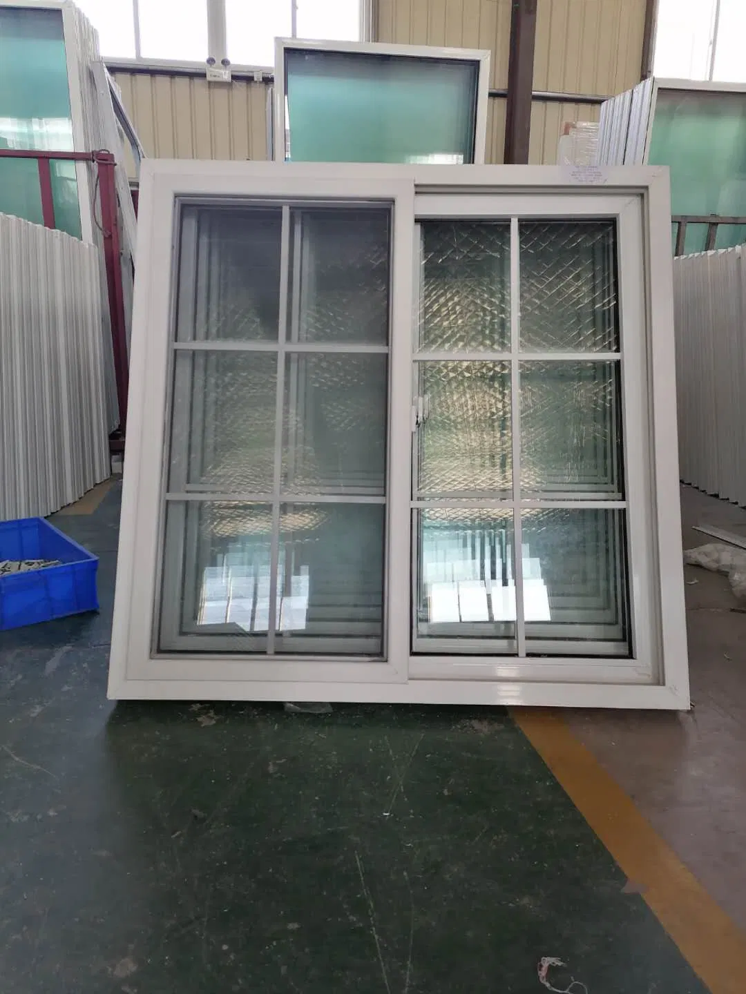 Diseño de parrilla personalizada ventana deslizante de vidrio doble tintado de PVC UPVC