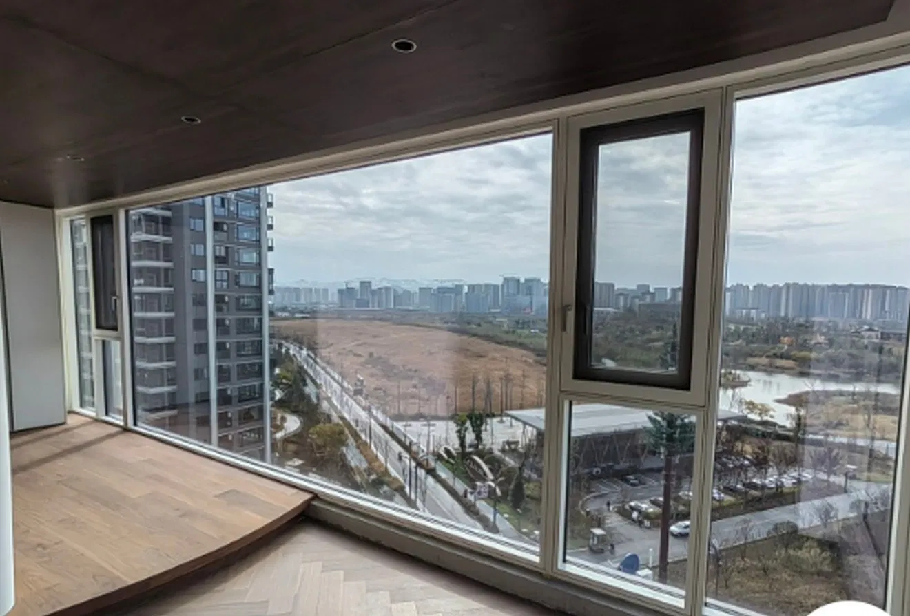 Ventana de aluminio deslizante de casement de vidrio claro doble acristalado de lujo, gruesa, a prueba de viento, impermeable y resistente a la corrosión