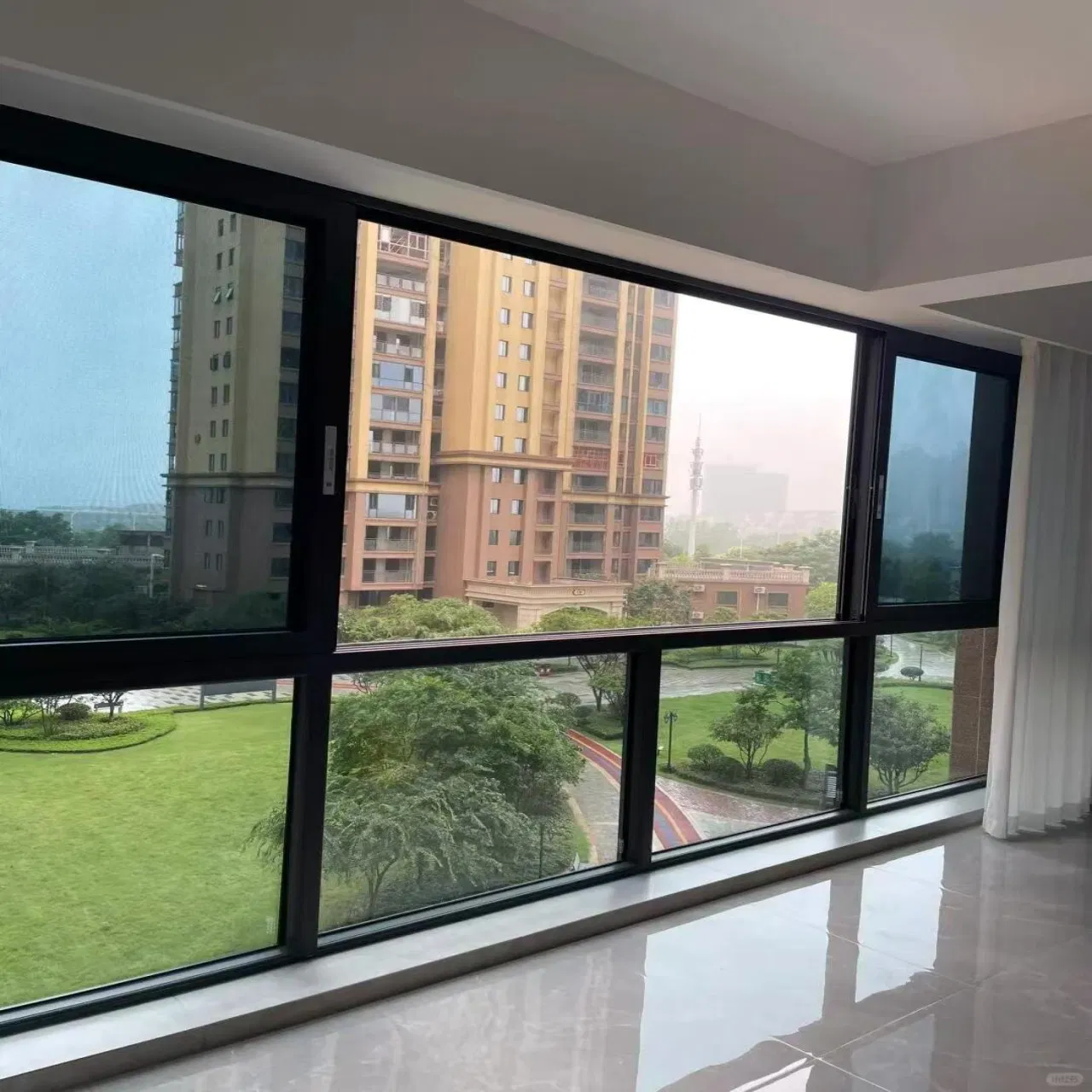 3. Ventanas deslizantes de vidrio triple acristalado de aleación de aluminio duraderas para cocina de concepto abierto