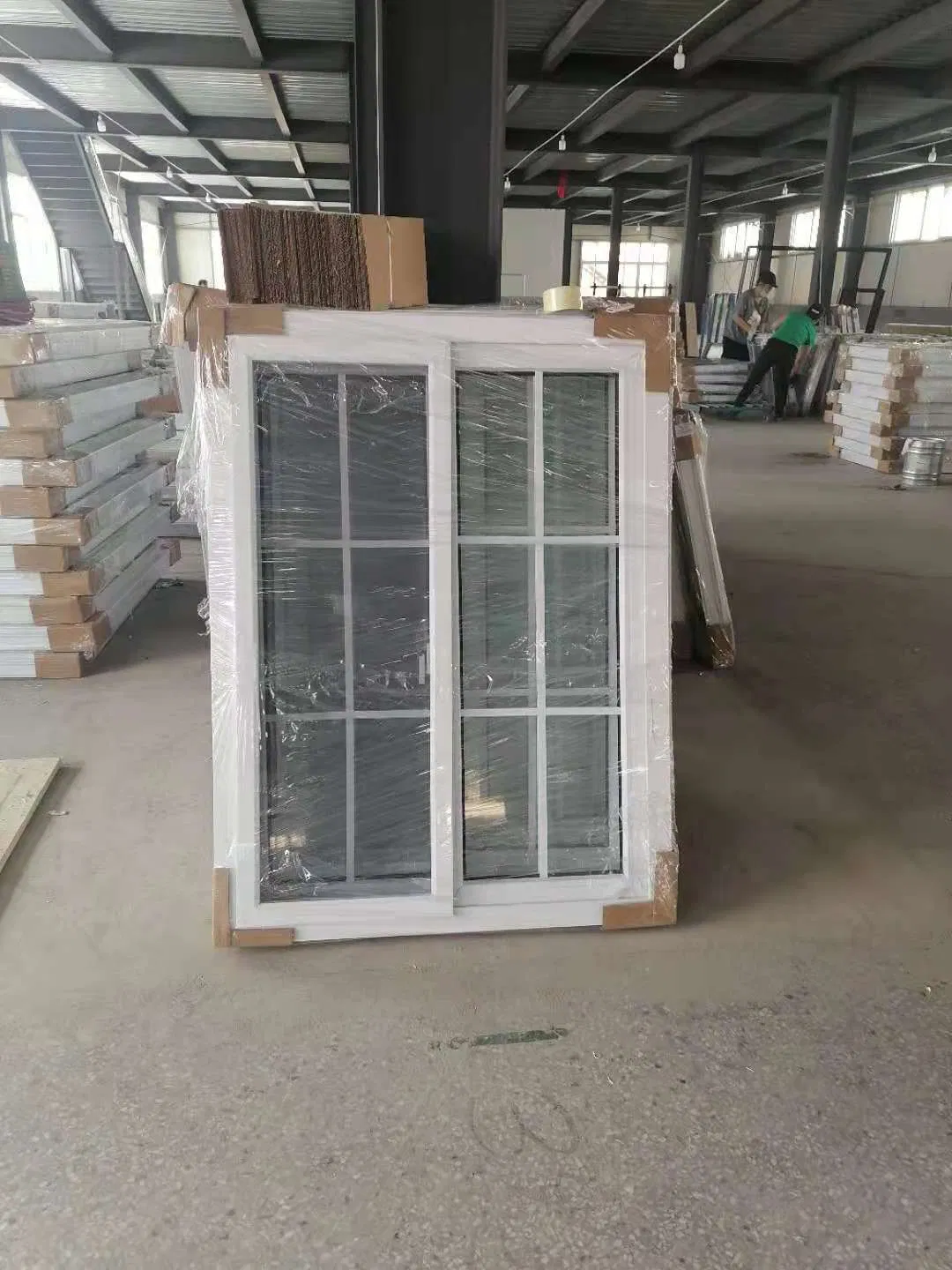 Ventanas deslizantes de casa de diseño de rejilla de doble acristalamiento de PVC blanco con mosquitera