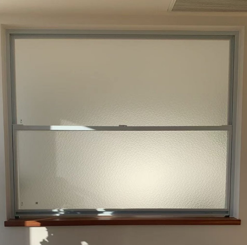 Ventana deslizante vertical moderna con líneas de visión estrechas y apariencia elegante