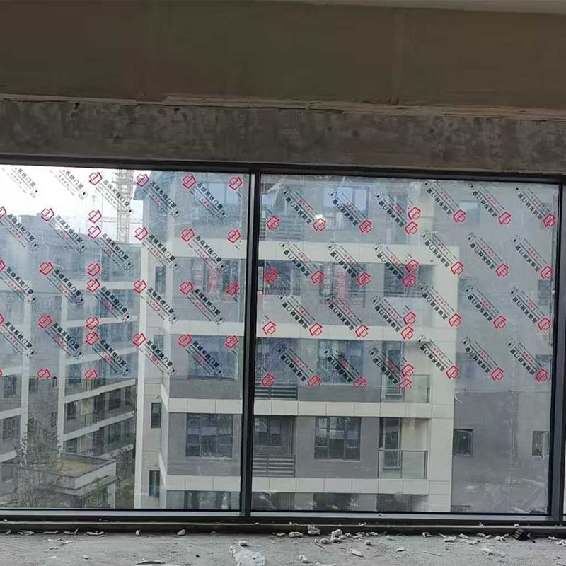 Ventana deslizante triple de balcón de aluminio con ruptura térmica personalizada, con elegante sistema de drenaje y pantalla anti-insectos