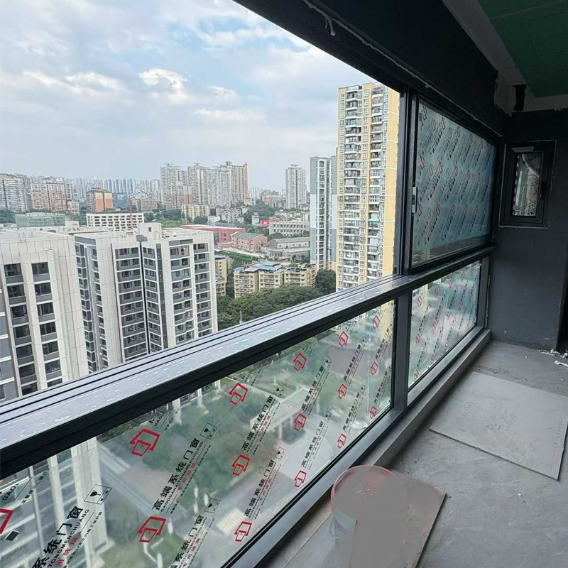 Ventana de perfil de aleación de aluminio de Guangdong con tres rieles y gran pasamanos de ventana deslizante personalizada