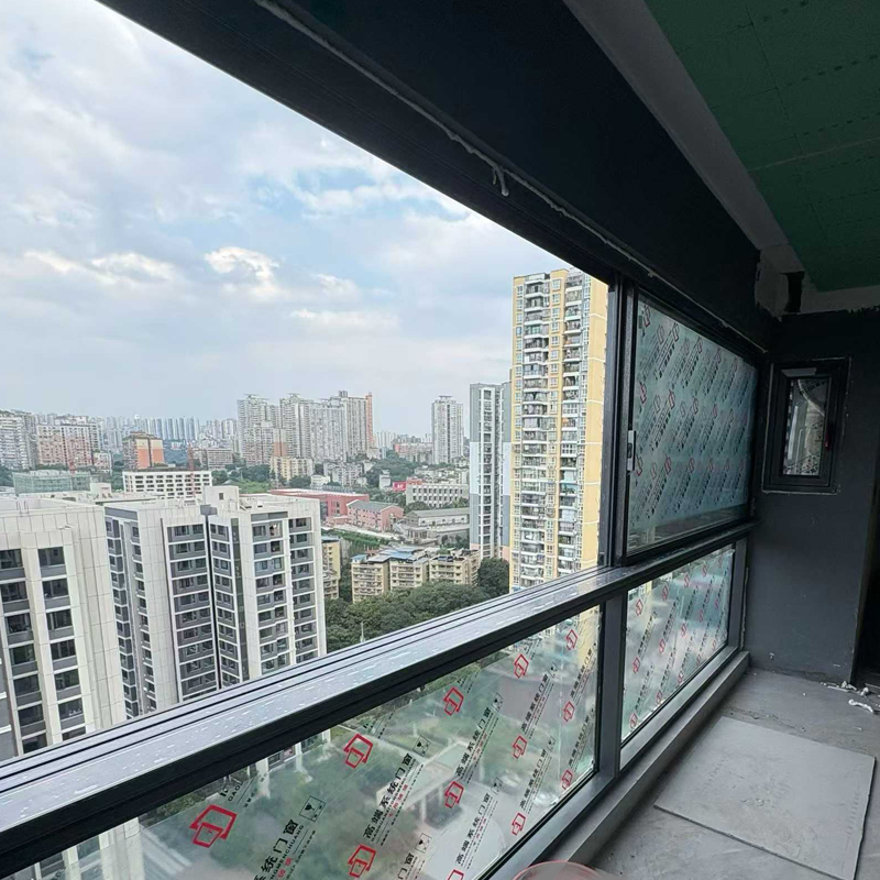 Ventana de perfil de aleación de aluminio de Guangdong con tres rieles y gran pasamanos de ventana deslizante personalizada