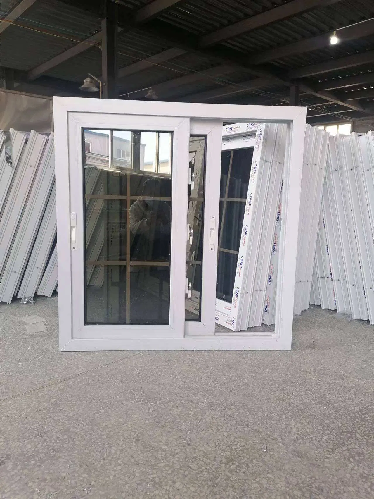 Ventana deslizante de PVC laminada doble de estilo colonial, resistente a huracanes