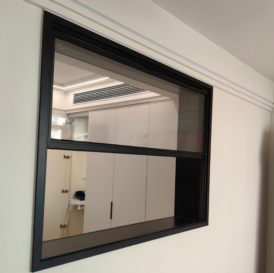 Ventana deslizante vertical moderna con líneas de visión estrechas y apariencia elegante