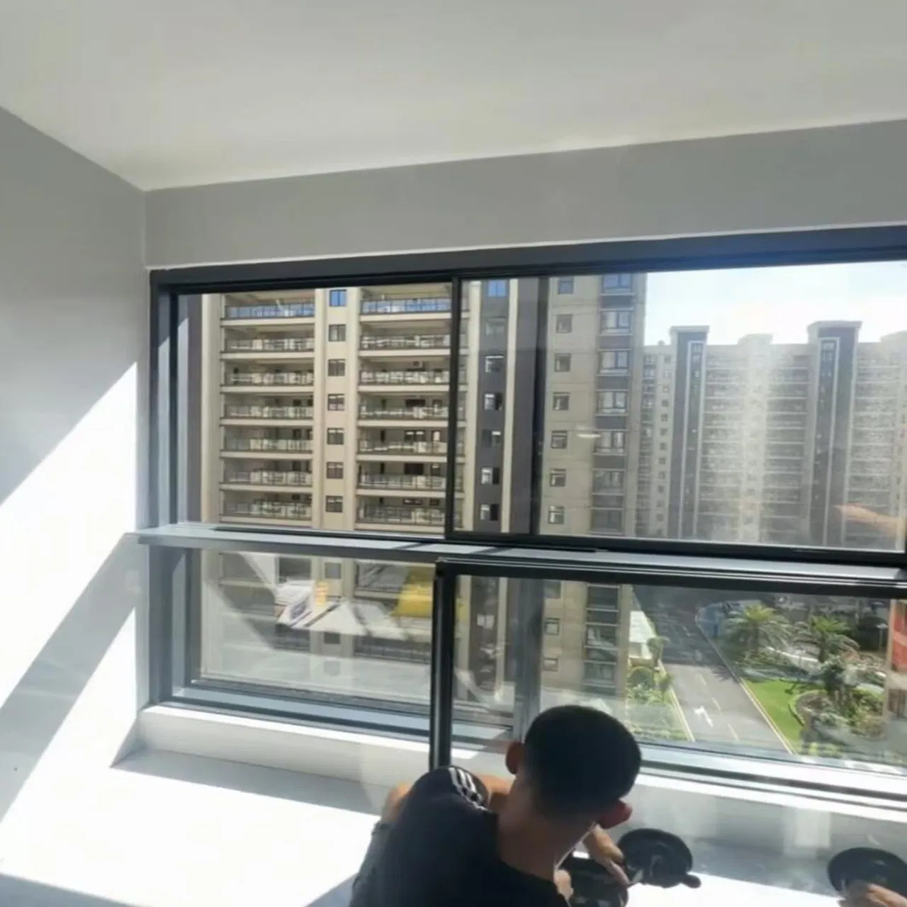 4. Ventana de vidrio deslizante de aluminio a prueba de sonido, construcción duradera, cerradura de seguridad, marco moderno y delgado para uso en balcón