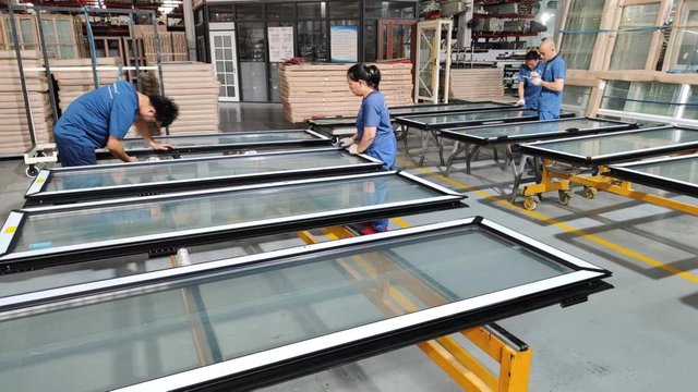 Línea de producción automatizada de ventanas de aluminio en Foshan Taino Windows