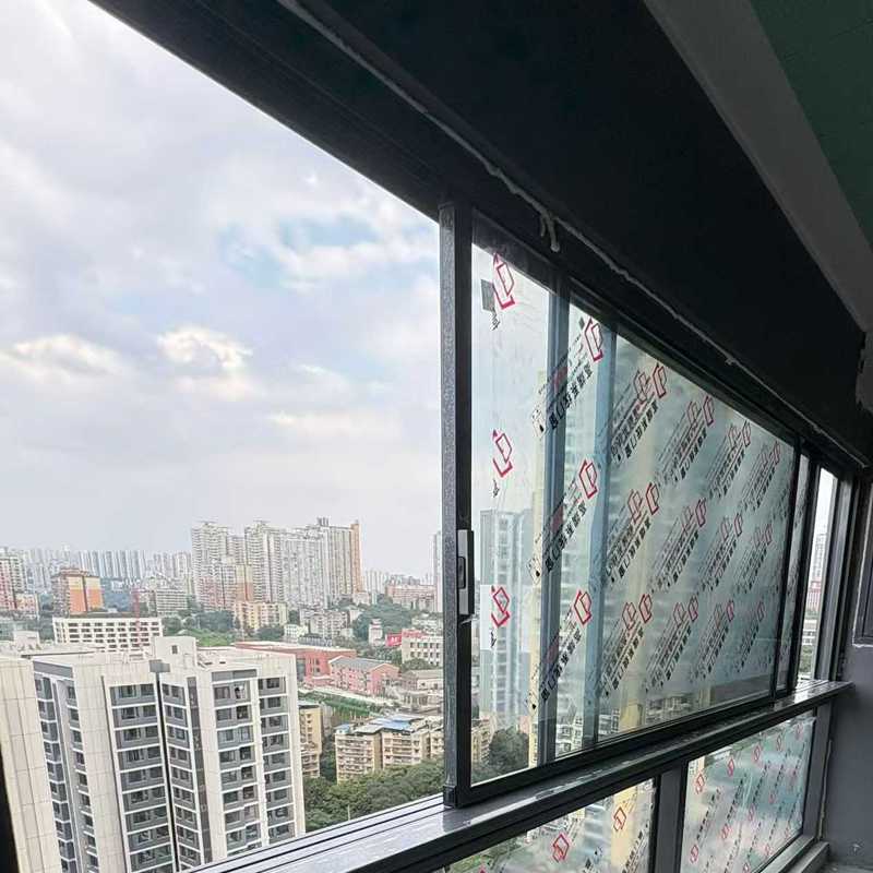 Ventana de perfil de aleación de aluminio de Guangdong con tres rieles y gran pasamanos de ventana deslizante personalizada