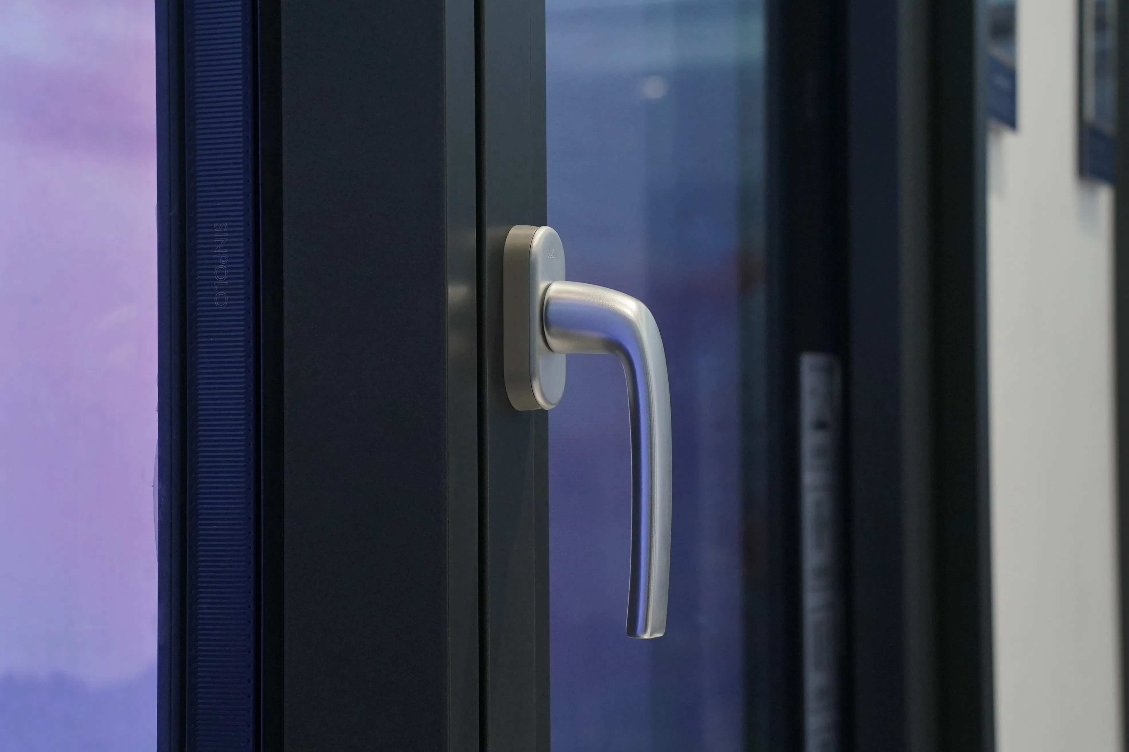 Cerradura de seguridad premium para ventanas de aluminio en villas