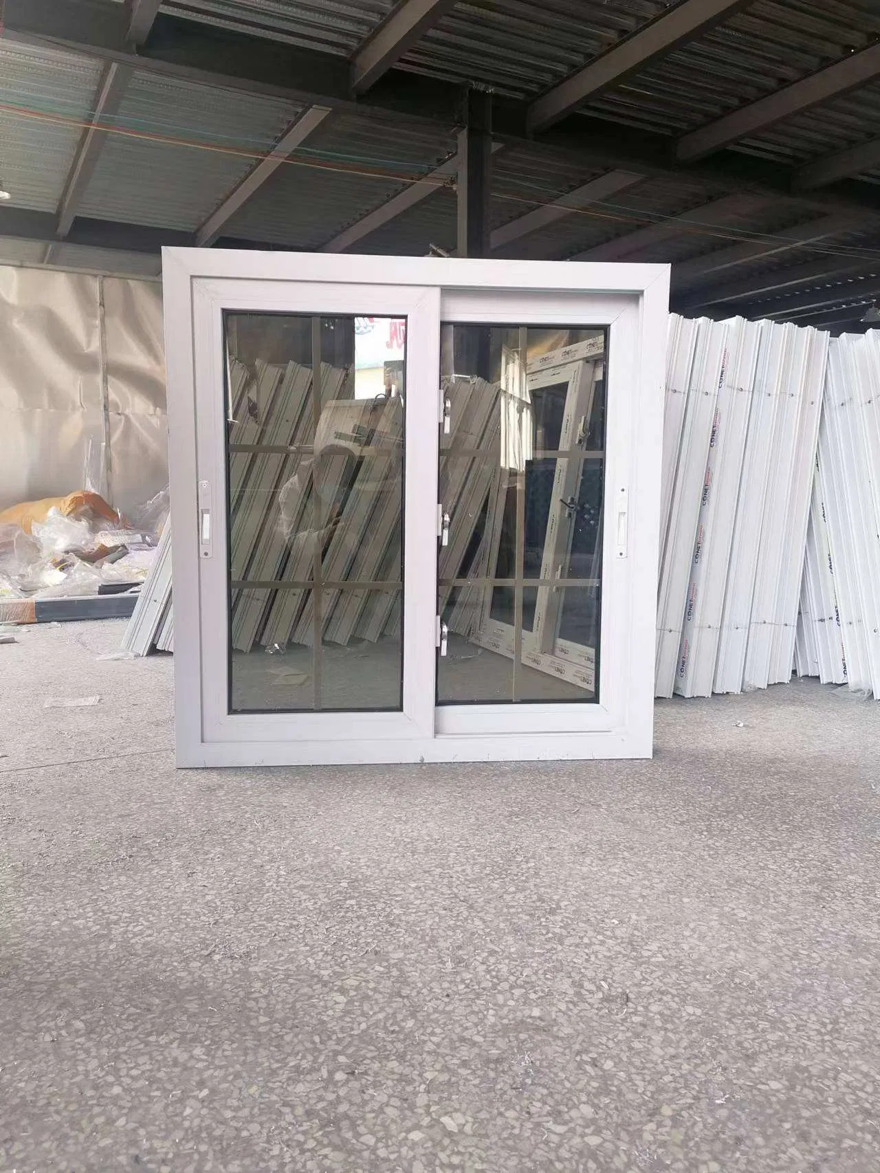 Ventana deslizante de PVC laminada doble de estilo colonial, resistente a huracanes