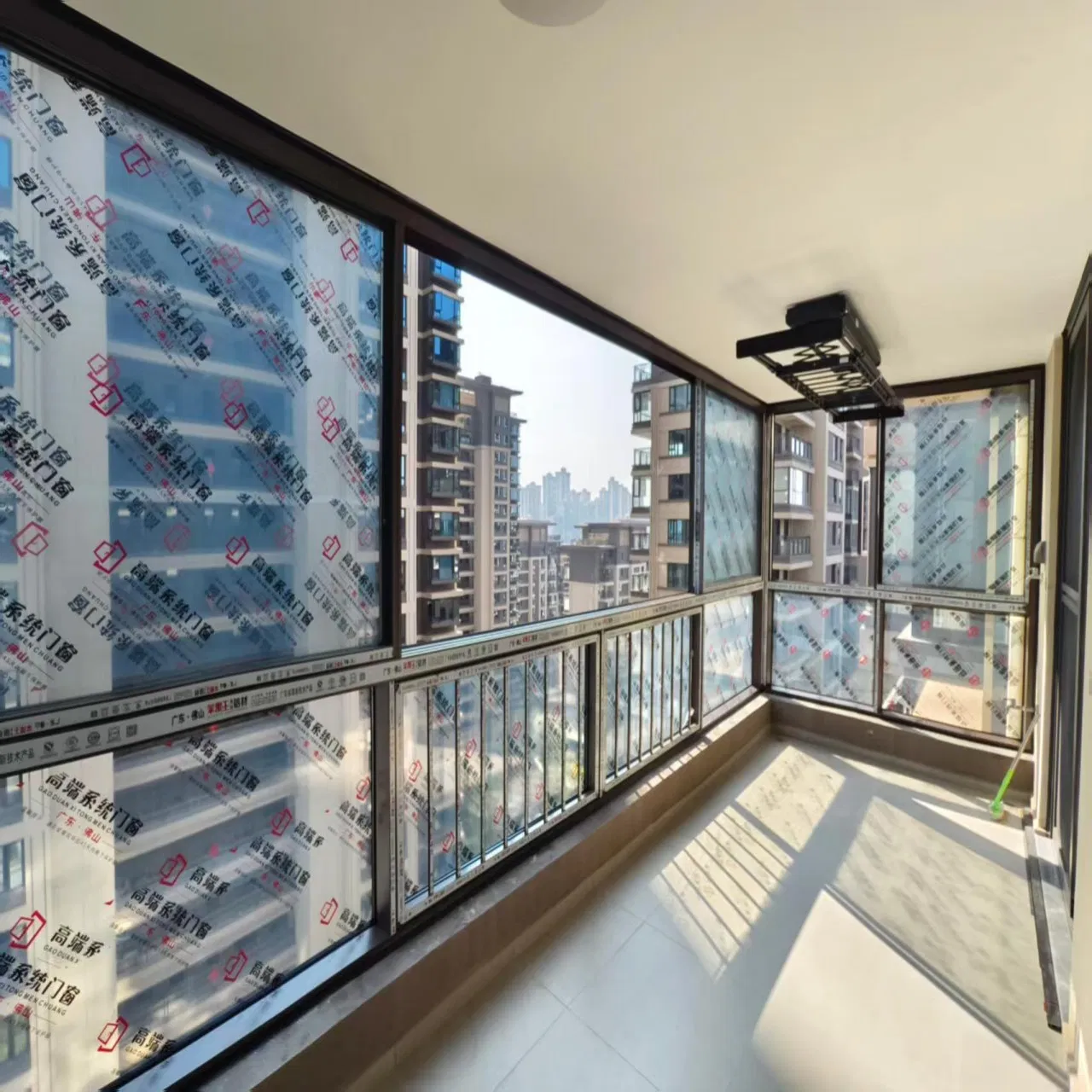 4. Ventana de vidrio deslizante de aluminio a prueba de sonido, construcción duradera, cerradura de seguridad, marco moderno y delgado para uso en balcón