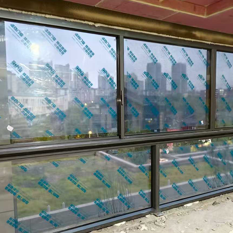 Ventana deslizante triple de balcón de aluminio con ruptura térmica personalizada, con elegante sistema de drenaje y pantalla anti-insectos