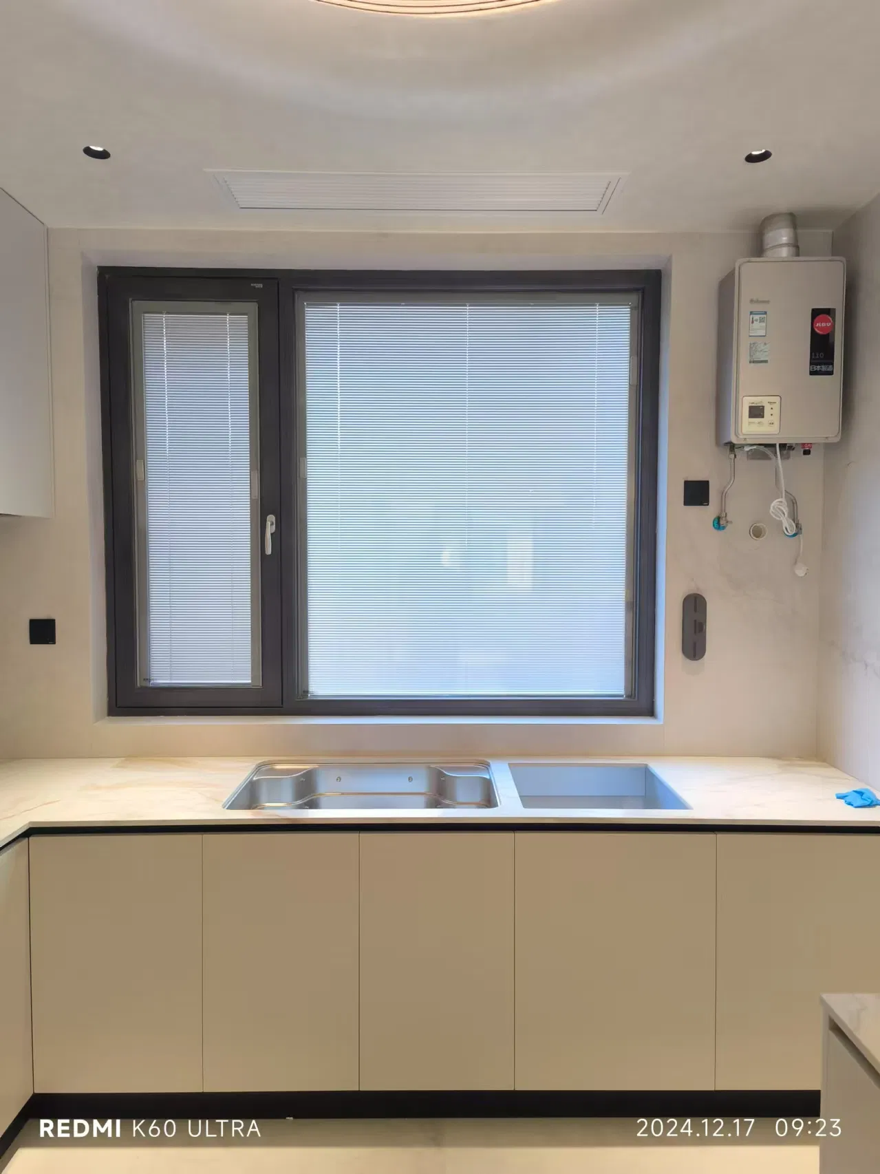 Diseño de ventana deslizante residencial de alta seguridad resistente a huracanes con persiana exterior antirrobo