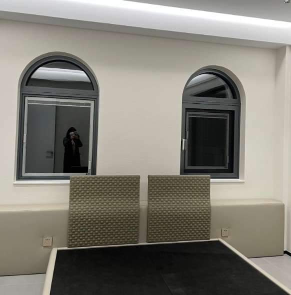 Vidrio de alta transparencia y bajo contenido de hierro, vista clara, balcón, ventana deslizante de aluminio con metal arqueado