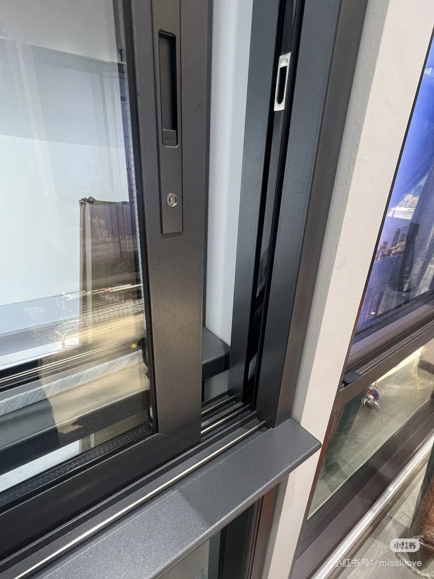 Ventana deslizante flotante de doble acristalamiento con diseño de riel invisible