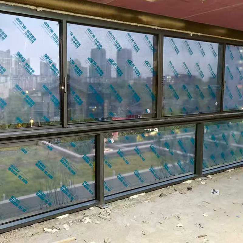Ventana deslizante triple de balcón de aluminio con ruptura térmica personalizada, con elegante sistema de drenaje y pantalla anti-insectos