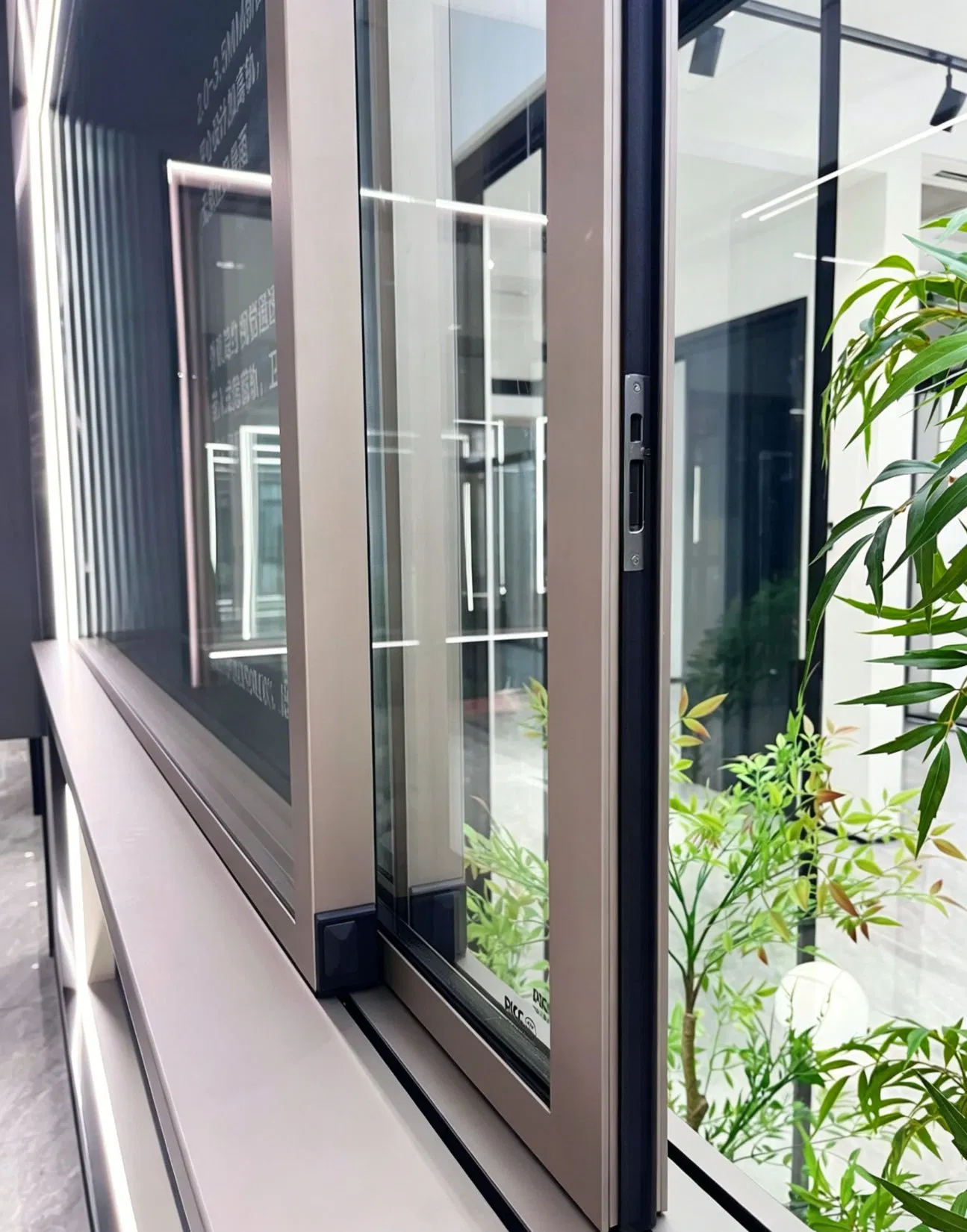 Ventana deslizante de aluminio ultradelgada contemporánea con mosquitera