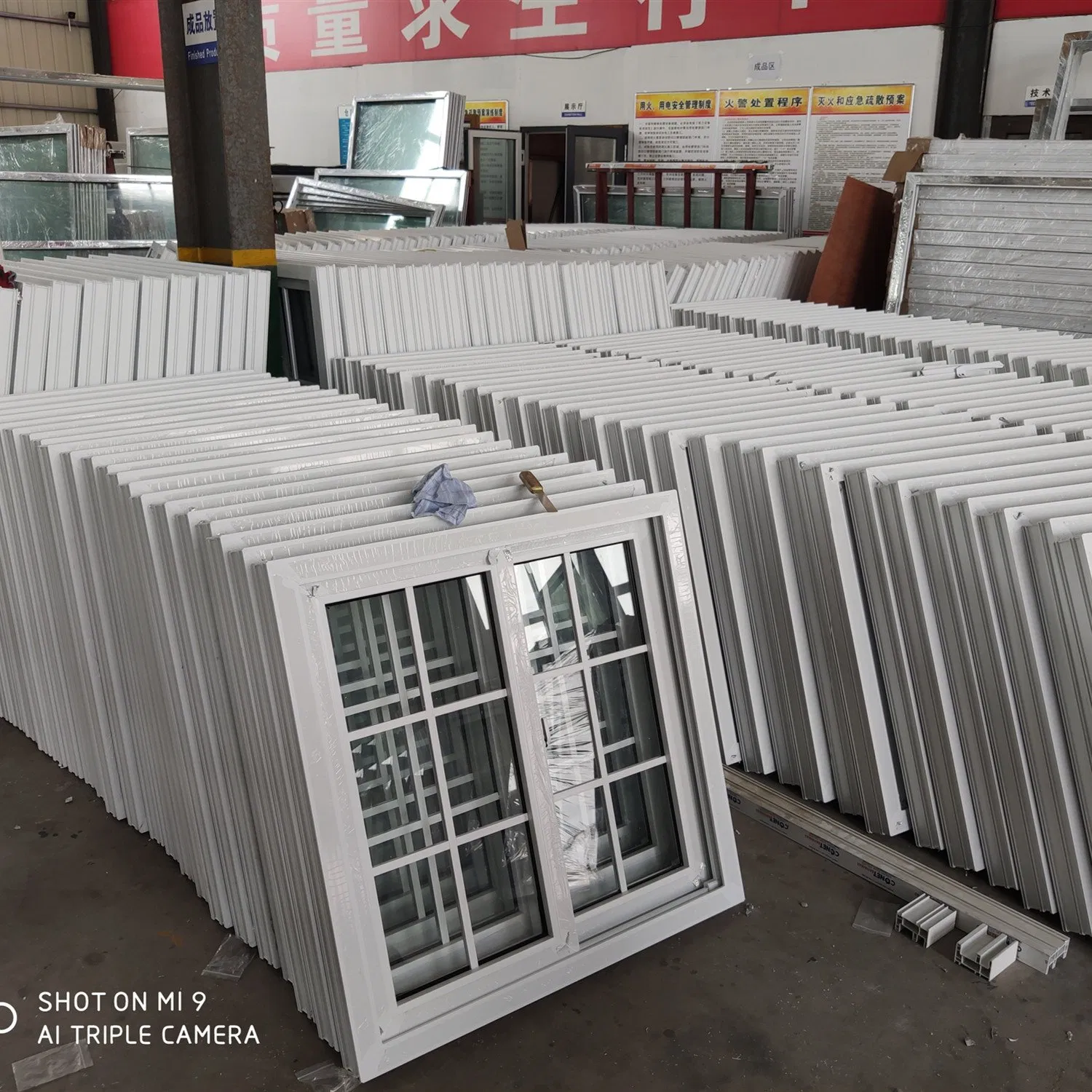 Ventanas deslizantes de casa de diseño de rejilla de doble acristalamiento de PVC blanco con mosquitera
