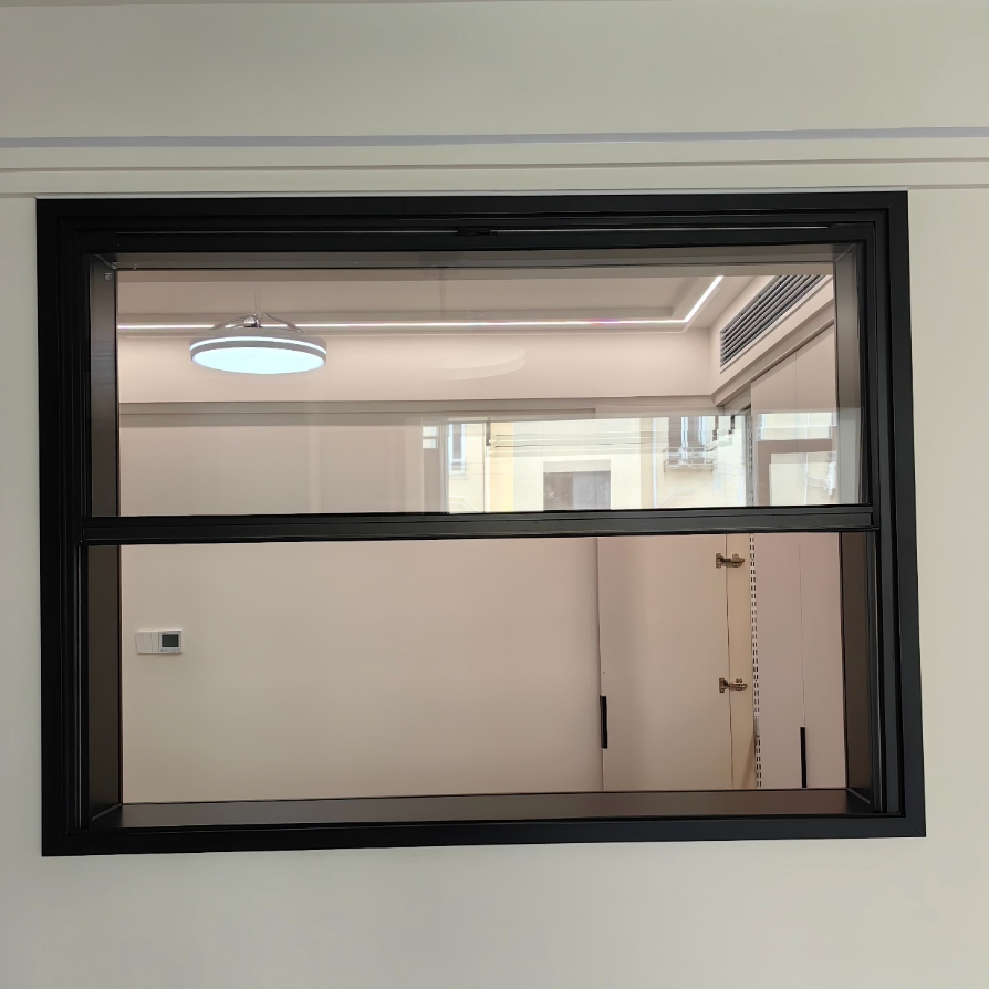 Ventana deslizante vertical moderna con líneas de visión estrechas y apariencia elegante