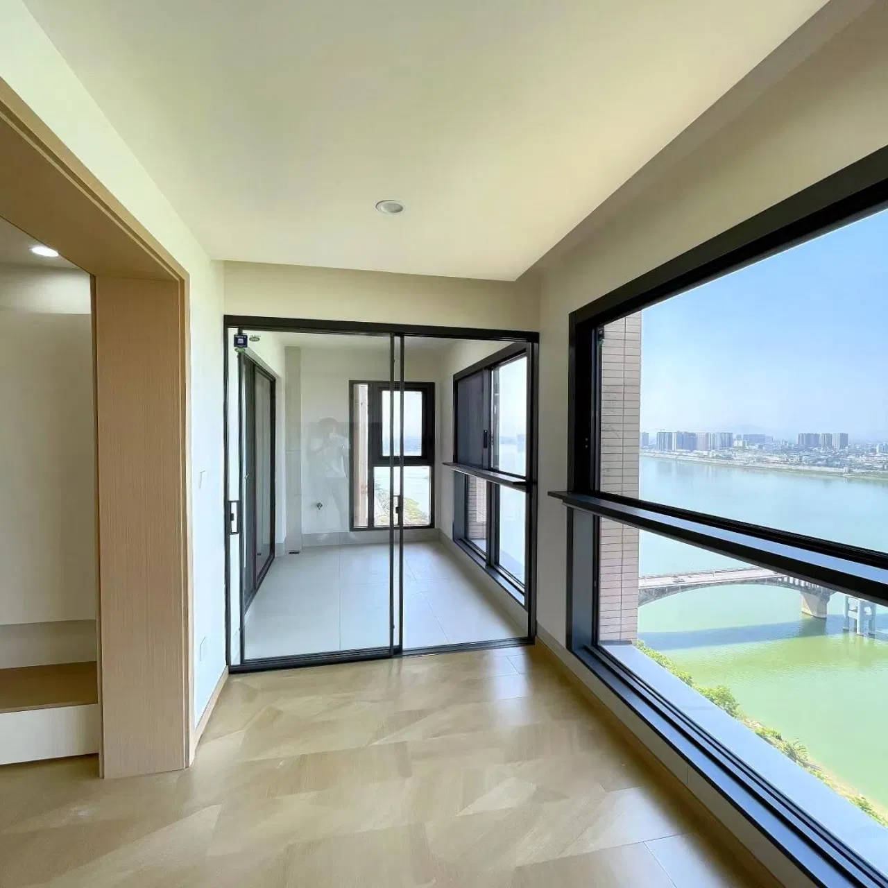 4. Ventana de vidrio deslizante de aluminio a prueba de sonido, construcción duradera, cerradura de seguridad, marco moderno y delgado para uso en balcón