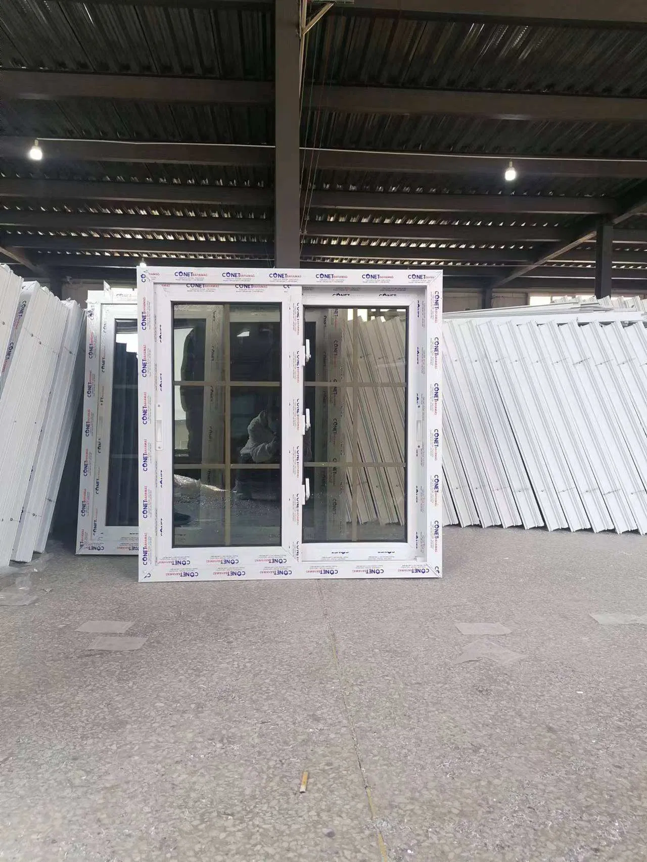 Ventana deslizante de PVC laminada doble de estilo colonial, resistente a huracanes