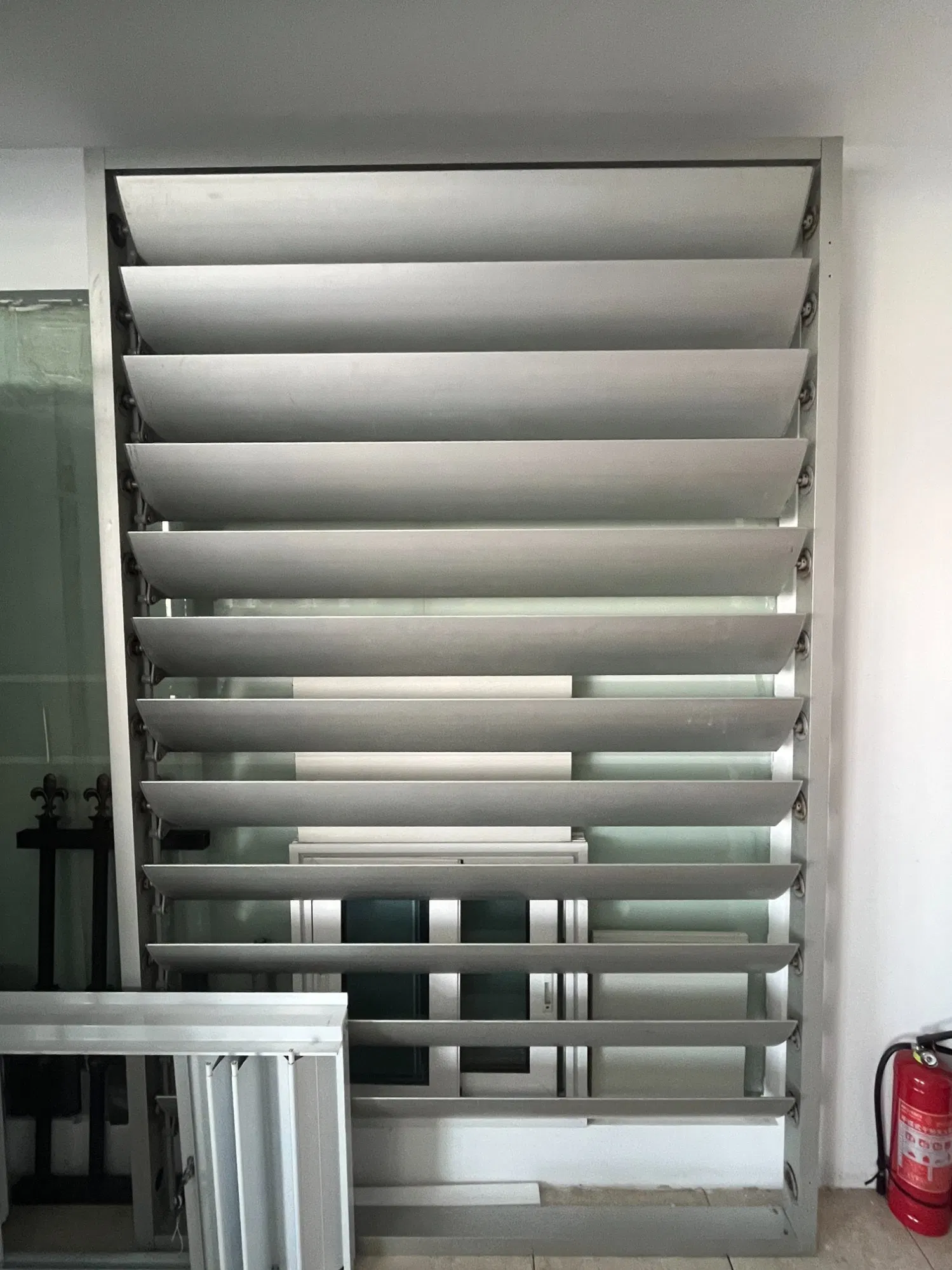 Ventanas deslizantes de vidrio de aleación de aluminio resistentes a la corrosión, de tamaño personalizable, para exteriores, de alta resistencia, para villas y edificios comerciales