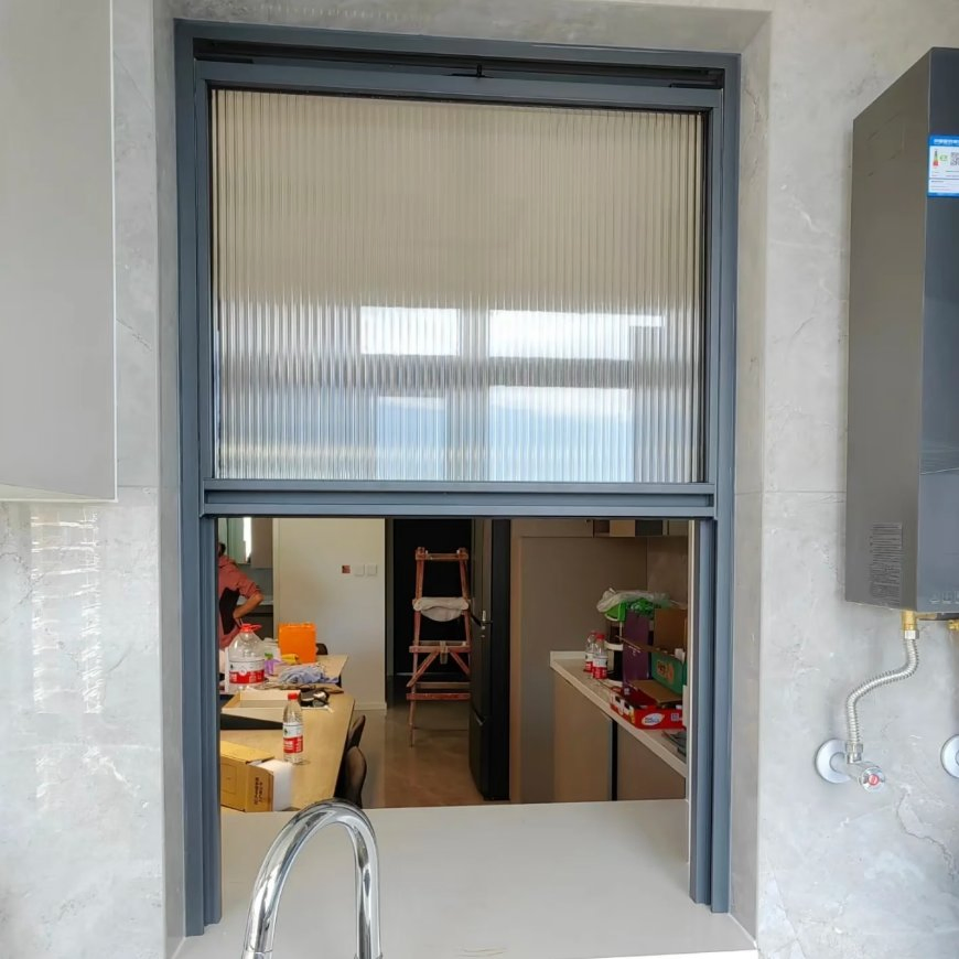 Ventana deslizante vertical moderna con líneas de visión estrechas y apariencia elegante