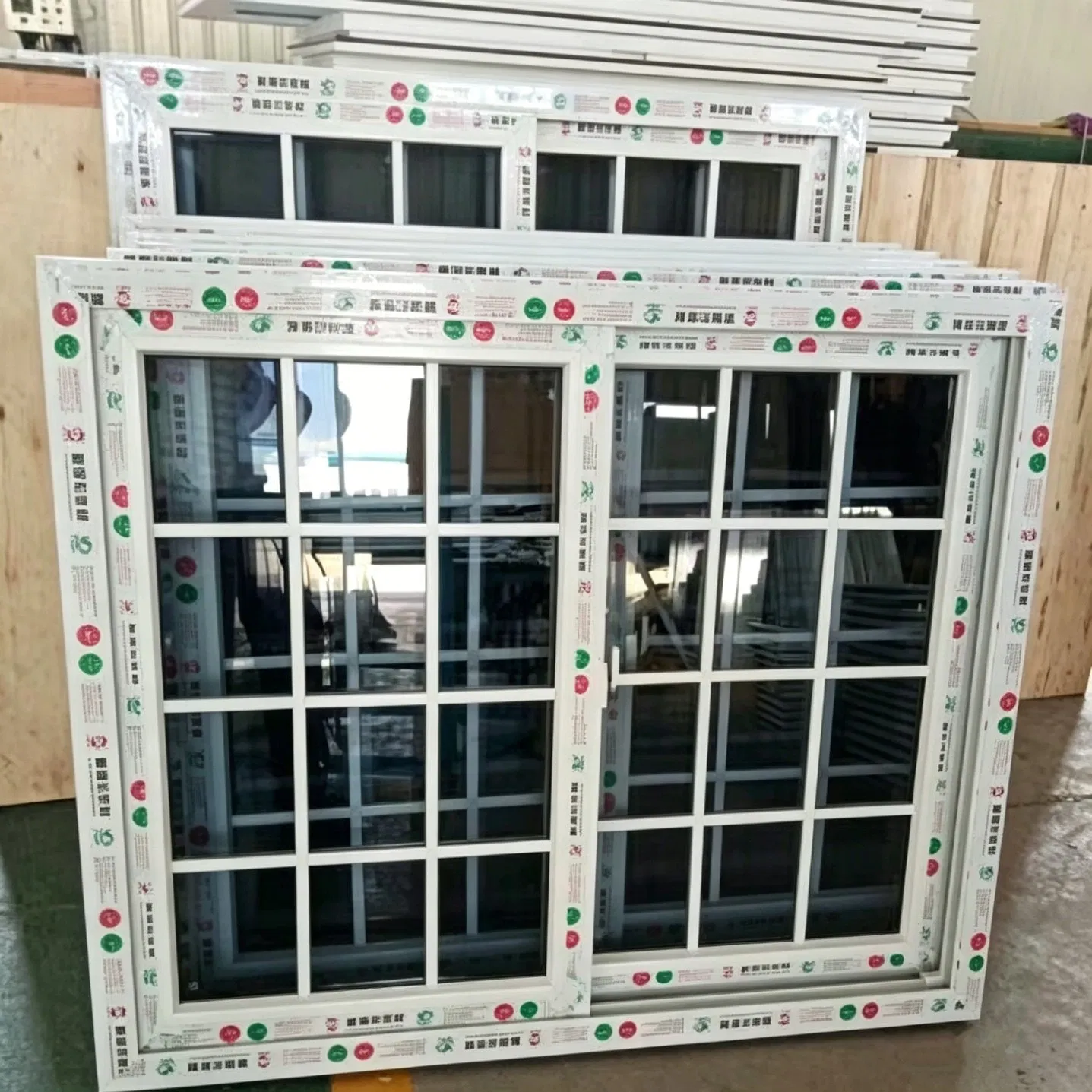Diseño de parrilla personalizada ventana deslizante de vidrio doble tintado de PVC UPVC
